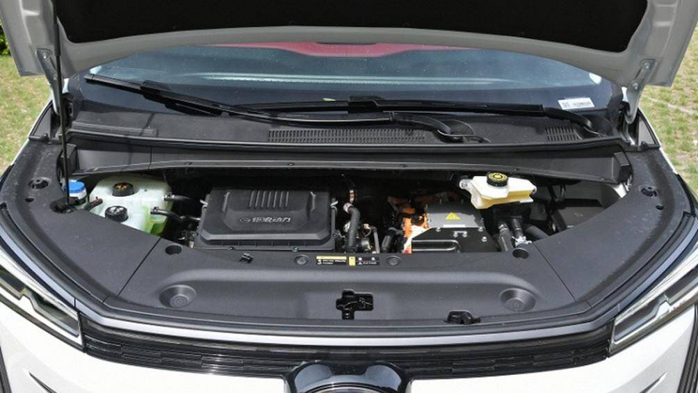 Xe được trang bị động cơ xăng kết hợp cùng mô tơ điện, mang đến tổng công suất 362 mã lực và mô-men xoắn cực đại đạt 330 Nm