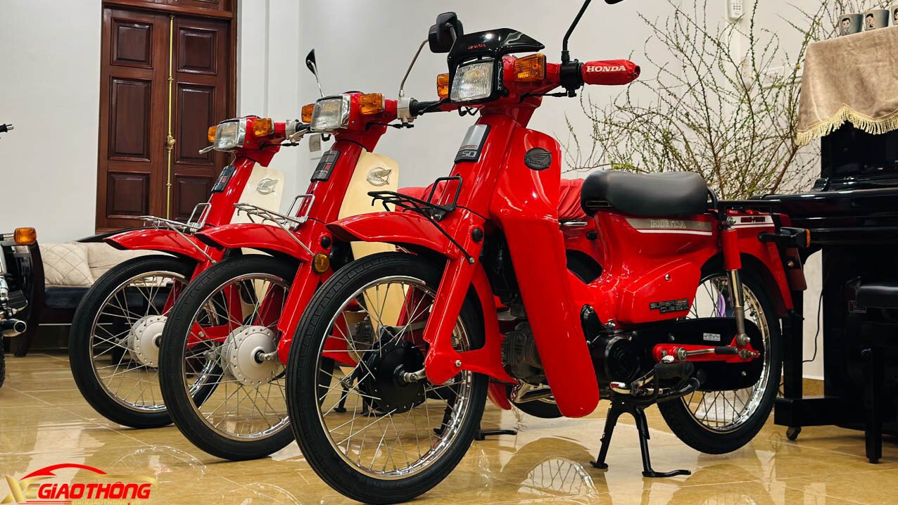 Honda C50 Econo-Power sử dụng động cơ 50cc, đèn pha và xi-nhan vuông. Khi mới xuất hiện ở Việt Nam, đây là mẫu Cub hiếm hoi có đề, thay vì phải đạp để nổ máy. Hiện tại, rất hiếm có một chiếc "nữ hoàng đỏ" nguyên bản và còn mới. Giá trị xe cũng không hề thấp, khoảng 200 triệu đồng