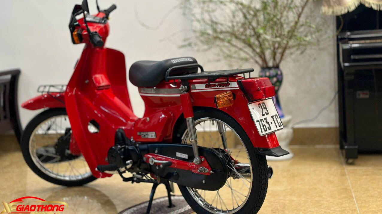 Tên gọi "nữ hoàng đỏ" bắt nguồn từ việc toàn bộ phần thân và yếm đều có màu sơn đỏ tươi, khác biệt hầu hết mẫu Super Cub còn lại thường có yếm trắng