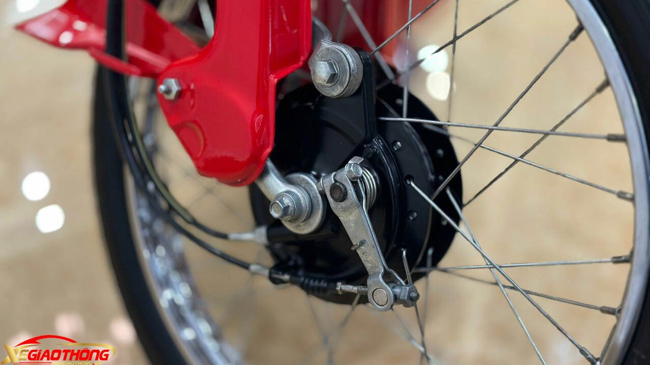 Một điểm đặc biệt khác của Honda C50 là nhiều chi tiết như gác ba-ga, hộp xích, moay-ơ... có màu sơn đen nhánh lạ mắt