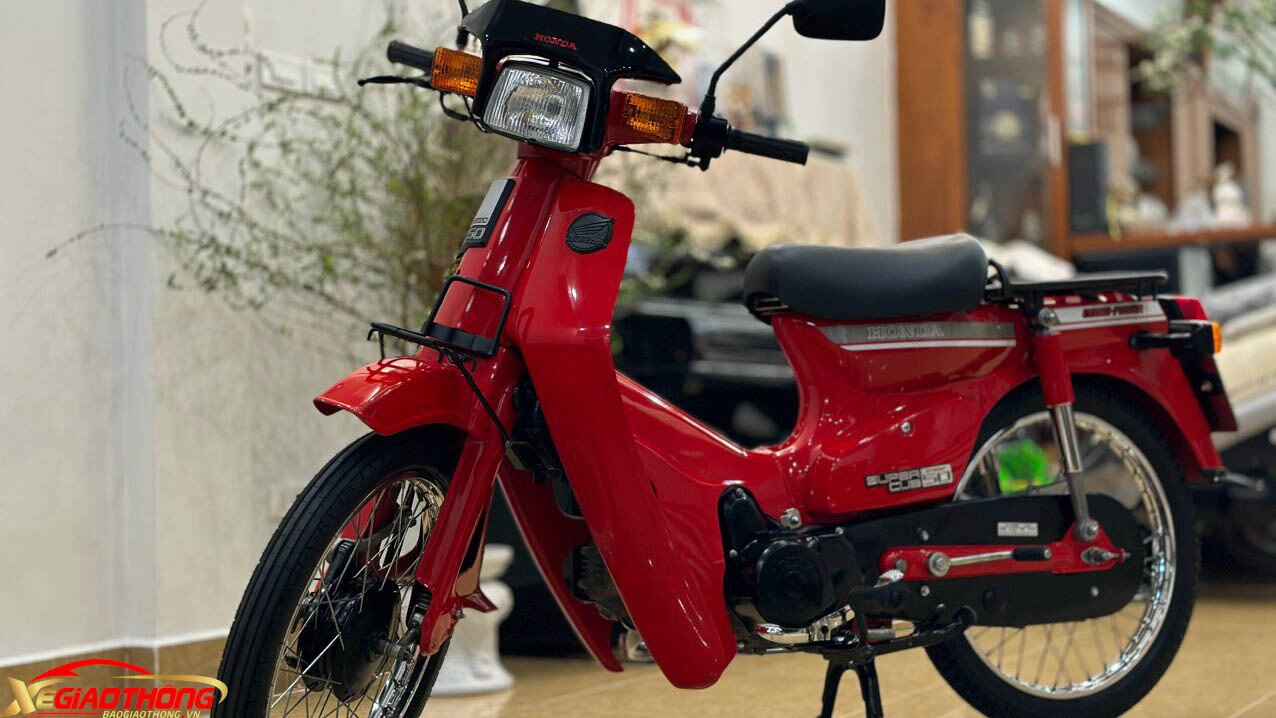 Tại Việt Nam, những chiếc C50 Econo-Power đầu tiên được đưa về từ đầu thập niên 1980 và được biết đến rộng rãi với biệt danh "nữ hoàng đỏ"