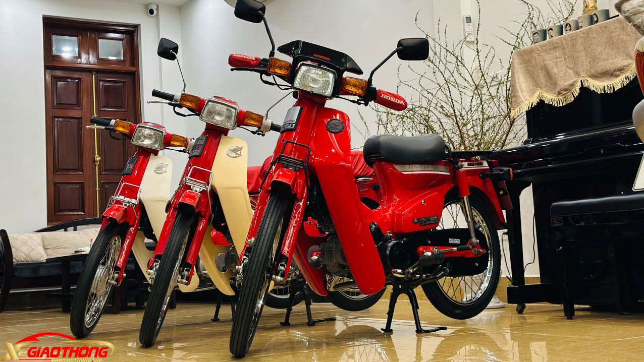 Honda C50 Econo-Power (chiếc ngoài cùng bên phải) là một trong những mẫu xe máy thuộc dòng Super Cub nổi tiếng của Honda, ra đời từ cuối những năm 1960