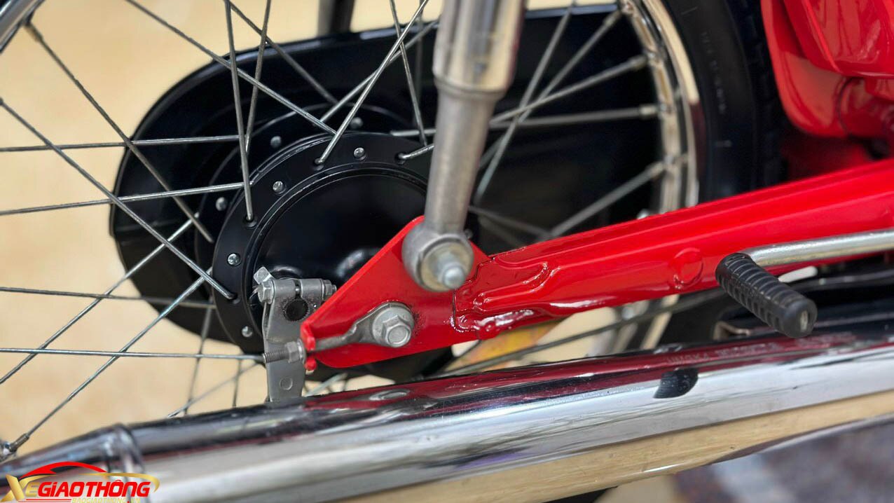 Xe nguyên bản từ màu sơn đến từng con ốc, các chi tiết nhôm còn mới và giữ được độ bóng sáng, động cơ vẫn hoạt động tốt và êm ái