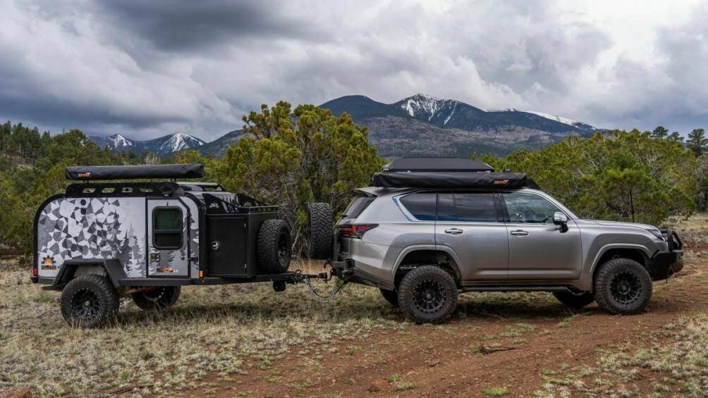 MULE Expedition Outfitters còn gắn vào phía sau chiếc LX 600 chiếc xe moóc Pando 2.0 của Off Grid Trailers có khoảng sáng gầm xe 24 inch, bánh xe 8 inch