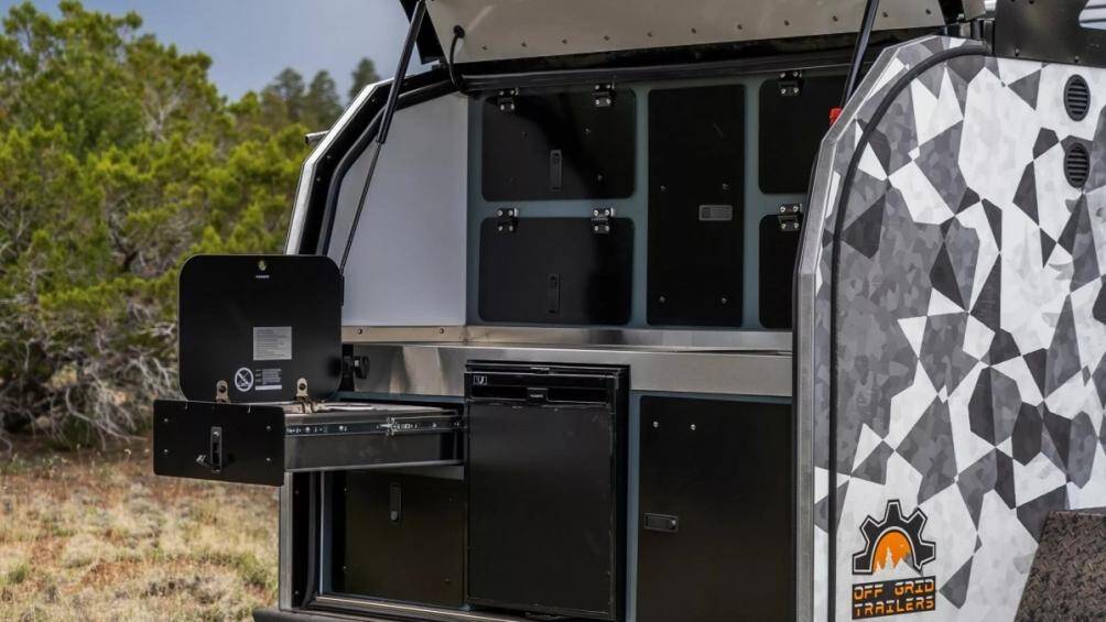 Xe có sẵn chỗ ngủ và thậm chí còn hỗ trợ điều hòa, nước nóng và một vách tắm. Không những thế, trang bị này còn đi kèm khu nhà bếp phía sau với bếp nấu và lò nướng bánh pizza...