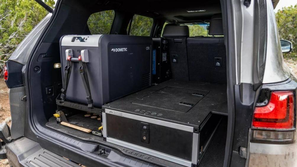 Bên cạnh tiện ích được lắp thêm, LX 600 cũng được nâng cấp với cản trước ARM Summit MKII, tời SOLO Series 12.5 và đèn LED mới