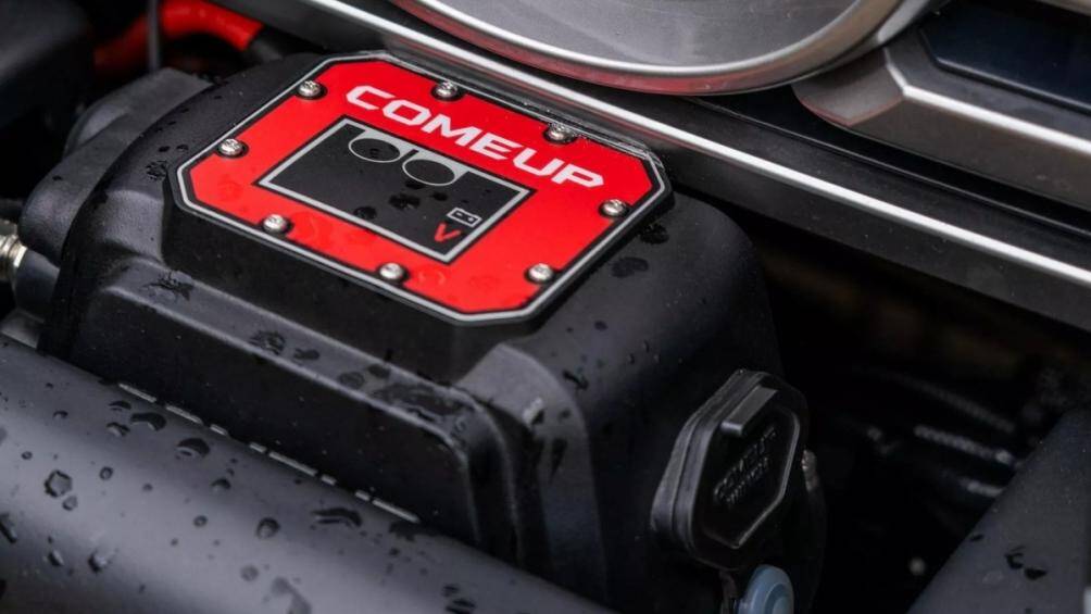 Lexus cũng trang bị cản sau dạng xoay kép với phụ tùng cỡ lớn. Trong khi đó, Goose Gear cung cấp gói Ultimate Chef bao gồm tủ lạnh, bàn, ghế, vòi nước...