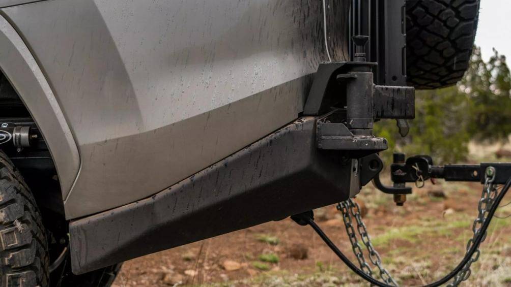 Ngoài ra, xe còn được trang bị ống xả hiệu suất catback của Overland Series