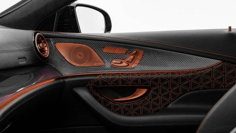 Ngoài ra, còn có các tấm chống xước bằng sợi carbon và logo Brabus có đèn nền