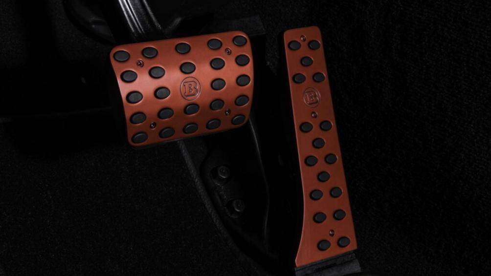 Bàn đạp được bọc bằng nhôm anot hóa