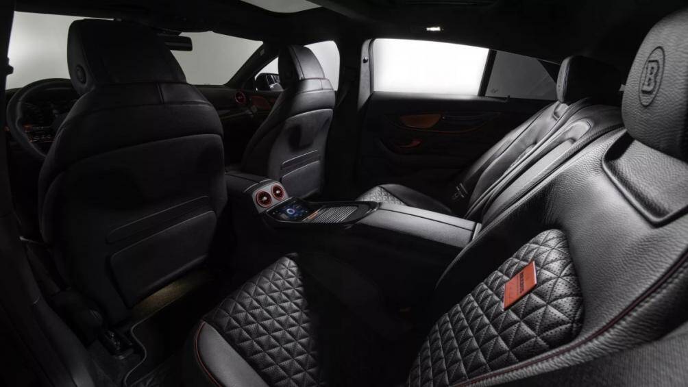 Ghế ngồi, sàn và cốp xe có thiết kế khâu chần hình tam giác