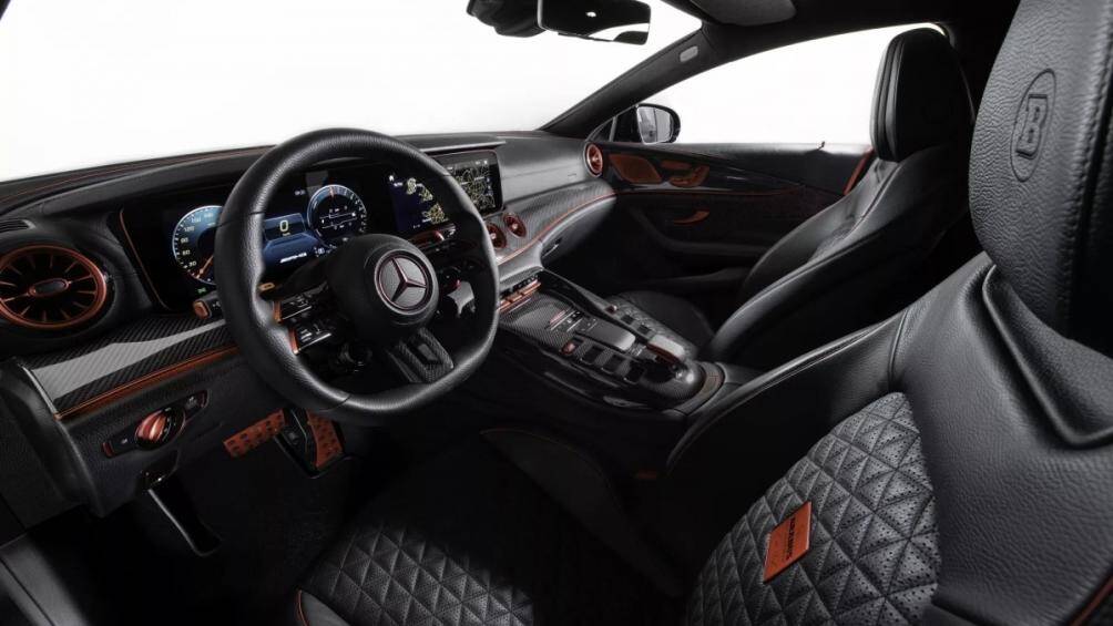 Nội thất của AMG GT được bọc da đen cao cấp với những đường chỉ khâu màu đỏ tươi