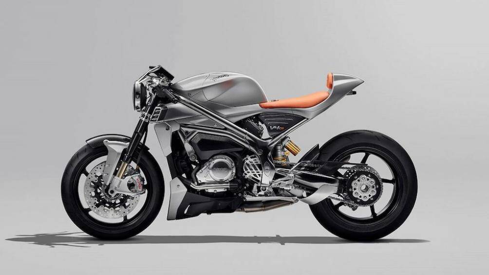 V4 CR còn được trang bị phụ tùng và kỹ thuật cao cấp khi các chi tiết đều được treo trên khung nhôm thủ công, cho phép người lái điều chỉnh