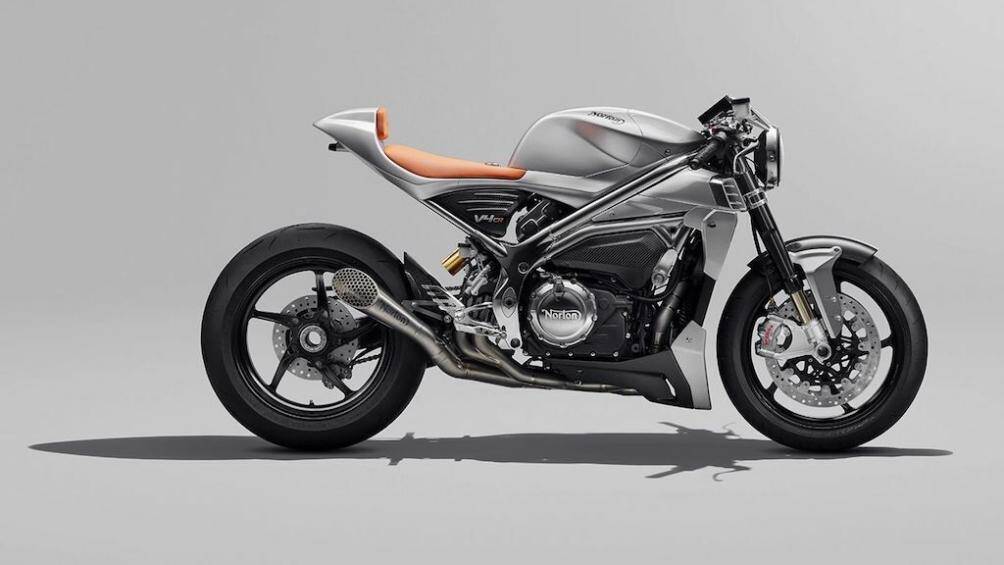 Hệ thống phanh Brembo kẹp hai đĩa trước 330mm và sau 245mm cung cấp lực dừng và người lái có quyền truy cập vào ba chế độ động cơ