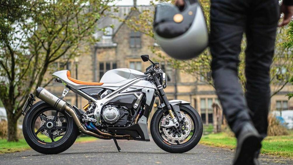 Trọng lượng của chiếc xe là 204kg, tương đối thấp nhờ sử dụng các panel thân xe bằng sợi carbon và bình xăng carbon 15 lít đặt dưới yên xe