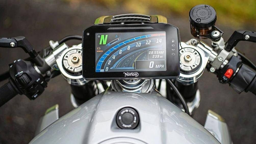 Hệ thống sang số nhanh, hệ thống phanh tự động và kiểm soát lực kéo nhạy cảm với độ nghiêng cũng là những trang bị tiêu chuẩn