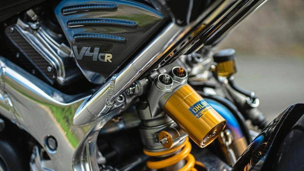 Hệ thống treo gồm phuộc ngược Öhlins NIX30 43mm, trong khi giảm xóc sau đặt riêng