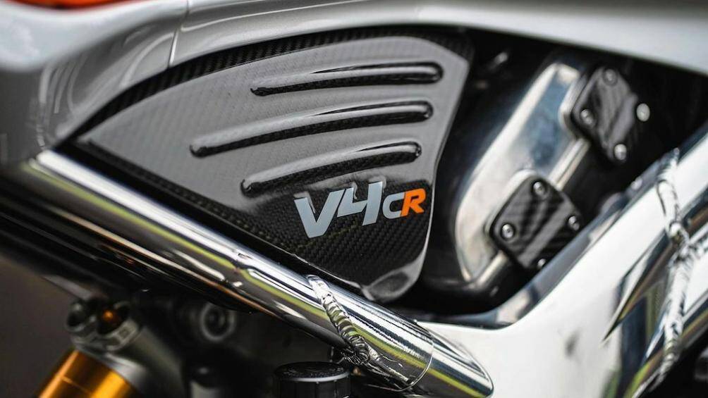 V4 CR cũng có động cơ V4 1.200cc do Norton phát triển, cho công suất 185 mã lực và mô-men xoắn 125Nm