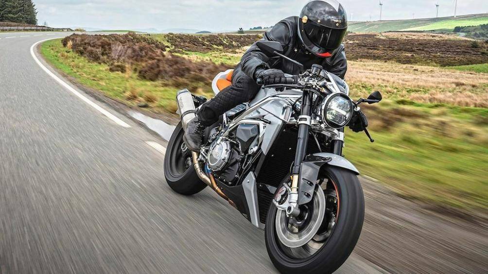 Xe sở hữu đèn pha tròn đơn truyền thống của Norton, được trang bị bóng LED và màn hình TFT 6 inch màu cung cấp dữ liệu cho người lái