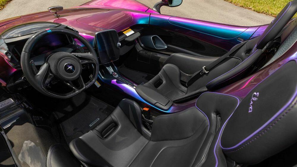 Về nội thất Elva có nhiều điểm giống với 720S trong việc tối giản nhiều chi tiết không cần thiết và có tông màu đồng điệu với màu ngoại thất