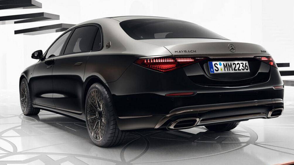 Trên Maybach S-Class gói Night Series bổ sung các chi tiết vàng hồng tinh tế ở đèn pha cũng như các điểm nhấn mạ crôm kim loại tối màu