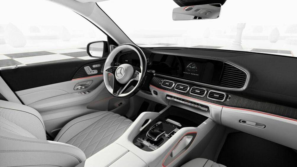 Trong khi cabin có thể được hoàn thiện với màu trắng pha lê hoặc đen và ngọc trai đen với đường chỉ khâu tương phản màu xám đậm Bazan