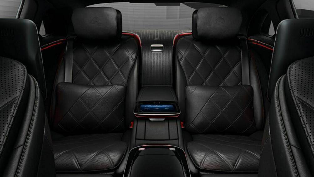 Gói Night Series trên Maybach GLS sẽ bổ sung thêm các chi tiết mạ crôm tối màu trên lưới tản nhiệt phía trước và cũng có các chi tiết màu vàng hồng ở đèn pha