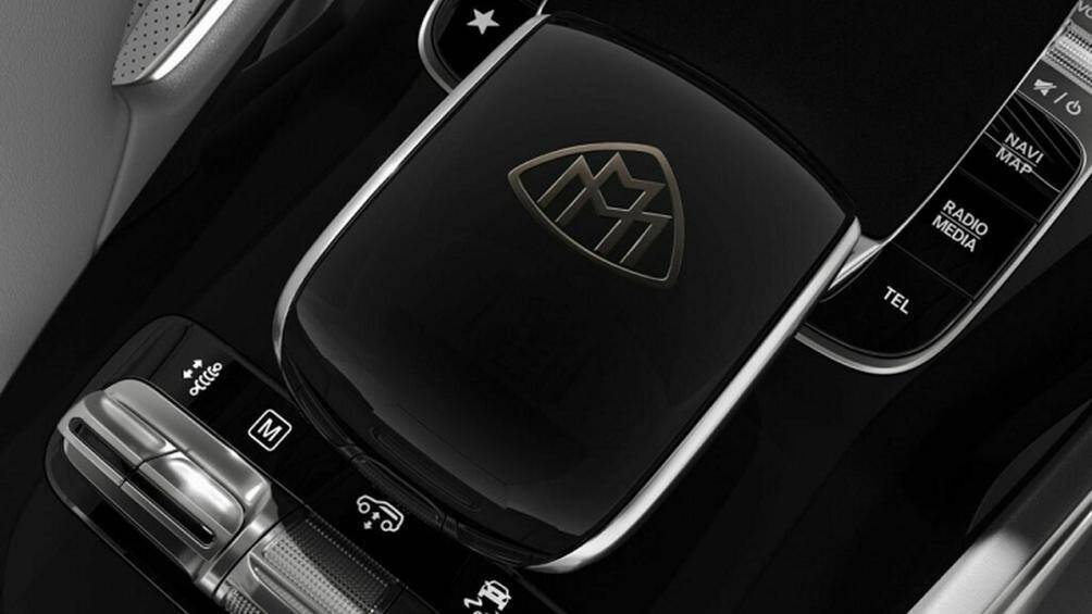 Ở ngoại thất người mua có thể lựa chọn các màu sơn như đen Obsidian, trắng sáng Manufaktur Diamond hoặc sự kết hợp hai tông màu của đen Obsidian và bạc Mojave