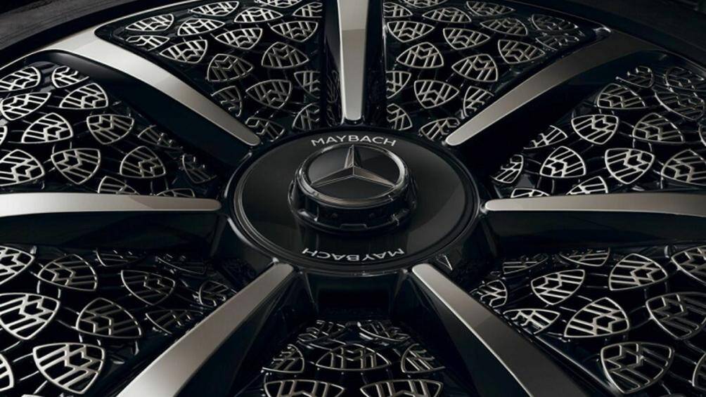 Với gói Night Series thì cả ba mẫu Mercedes -Maybach S-Class, EQS SUV và GLS đều đi kèm với bộ la-zăng được thiết kế mới dạng nan hoa phức tạp