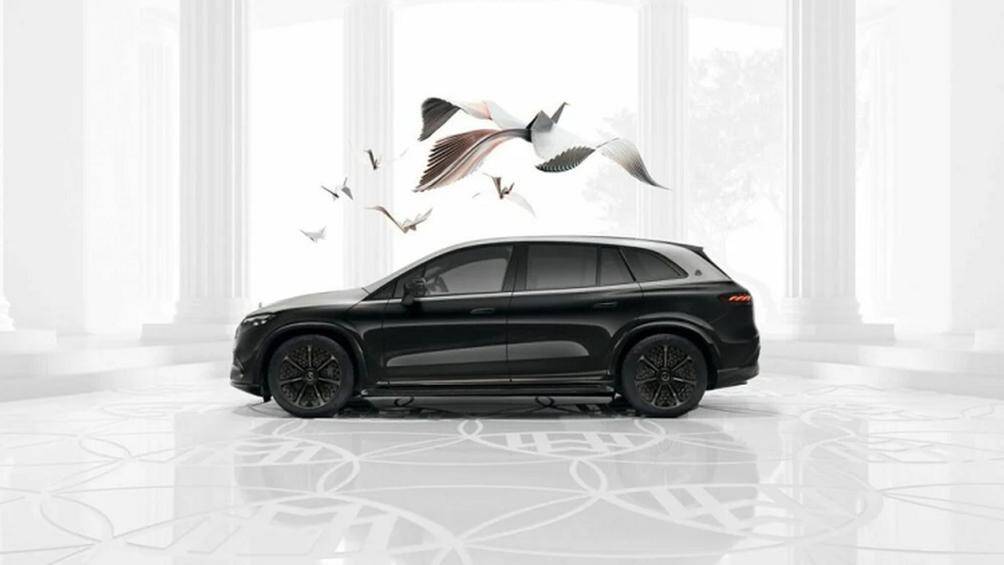 Gói Night Series bổ sung thêm biểu tượng Maybach màu vàng hồng ở đèn pha, cùng một số chi tiết mạ crôm tối màu như lưới tản nhiệt giả phía trước và xung quanh các cửa sổ bên