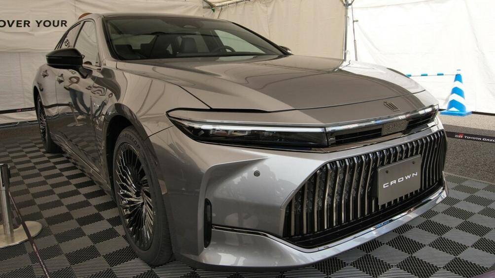 Toyota Crown phiên bản sedan thế hệ mới bất ngờ được trưng bày tại giải đua xe Super Taikyu Fuji 24 Hours 2023 và dự kiến sẽ được mở bán vào mùa thu năm nay