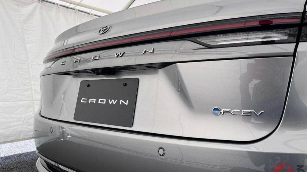 Phía trên đèn hậu là cánh gió đuôi nhỏ tích hợp vào cửa cốp trong khi bên dưới là tem chữ nổi "Crown"