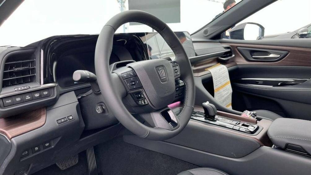 Bên trong Toyota Crown sedan 2024 là không gian nội thất bọc da với 2 tùy chọn màu là đen và nâu