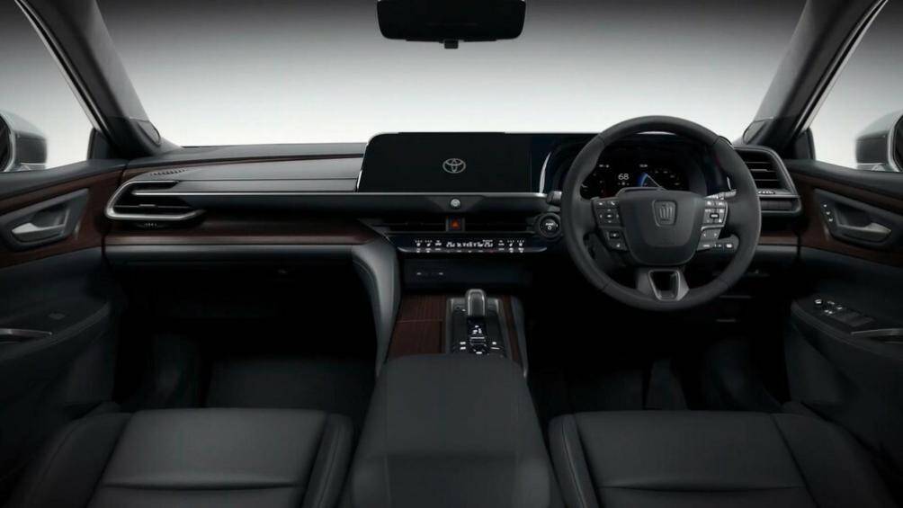 Những khu vực như mặt táp-lô, tapi cửa và cụm điều khiển trung tâm còn được ốp gỗ sang trọng