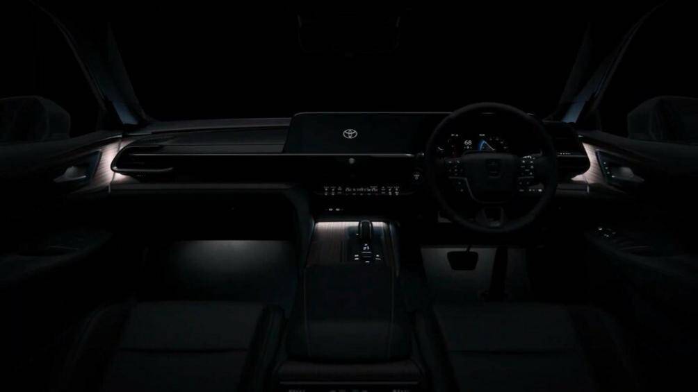 Trước mặt người lái cũng có vô lăng 3 chấu, tích hợp phím chức năng, bảng đồng hồ kỹ thuật số và màn hình cảm ứng trung tâm đều có kích thước 12,3 inch