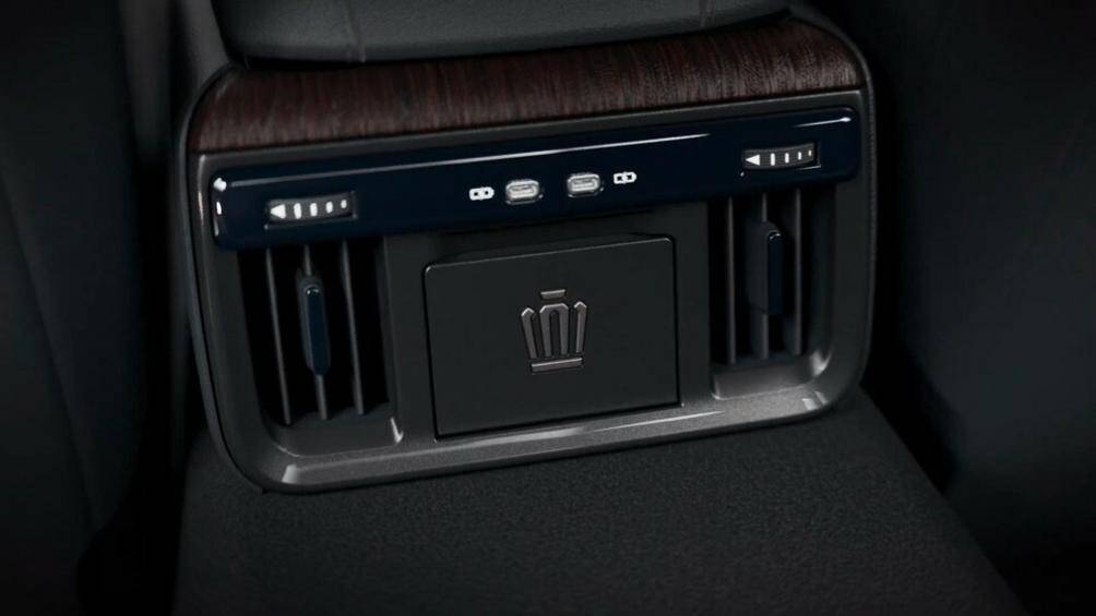 Cửa gió điều hòa cũng như 2 cổng USB Type C dành cho hàng ghế sau