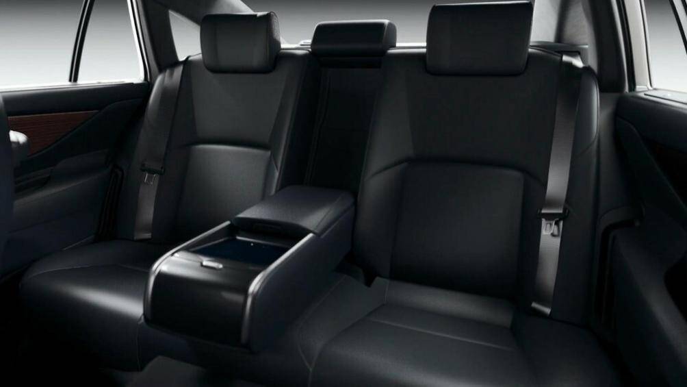 Ở giữa ghế sau còn có bệ tì tay tích hợp ngăn chứa đồ khá lớn