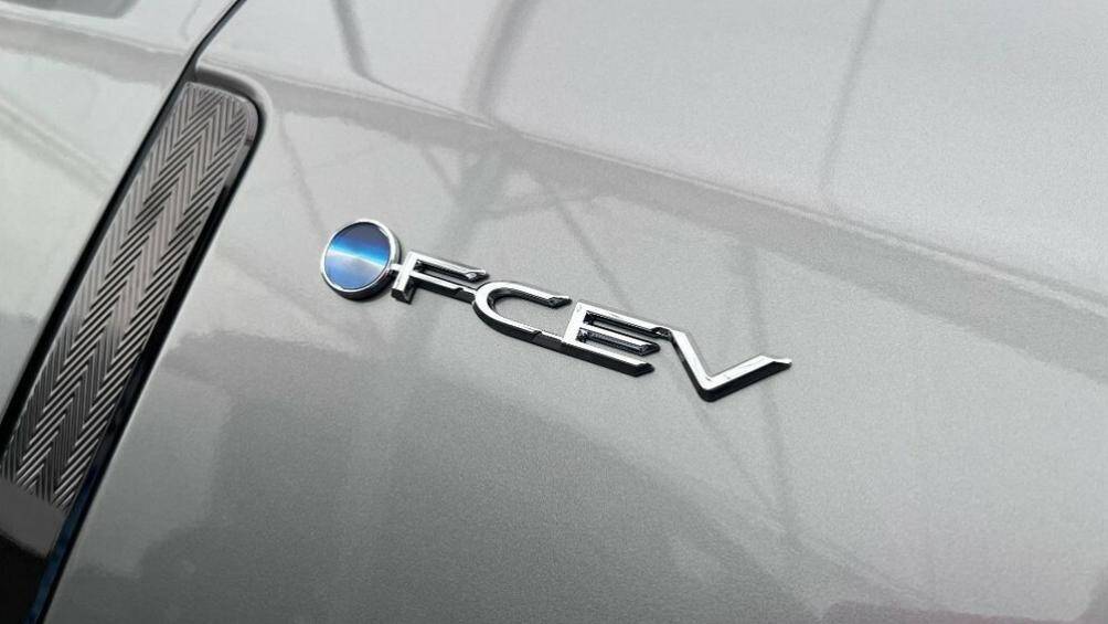 Tại Nhật Bản, mẫu sedan hạng sang cỡ lớn này được xác nhận là có 2 tùy chọn động cơ gồm truyền động hybrid (HEV) và hệ truyền động chạy bằng pin nhiên liệu hydro (FCEV)