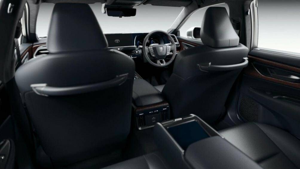 Trên cụm điều khiển trung tâm có cần số ngắn, sạc điện thoại không dây, phanh tay điện tử và 2 ngăn đựng cốc