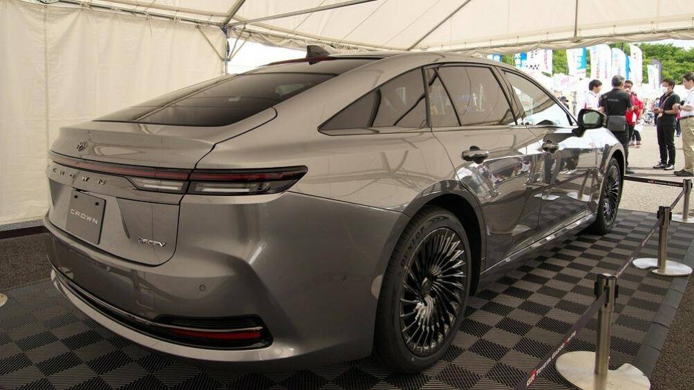 Tiếp đến là những đường dập gân nổi bật trên nắp ca-pô và sườn xe. Vành la-zăng của xe có đường kính 19 inch hoặc 20 inch, tùy phiên bản