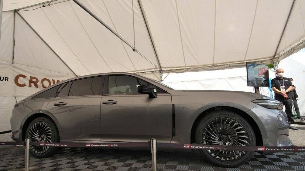 Đây là lần đầu tiên thế hệ mới của "xe bộ trưởng" Toyota Crown Sedan 2024 được trưng bày tại sự kiện công cộng ở Nhật Bản
