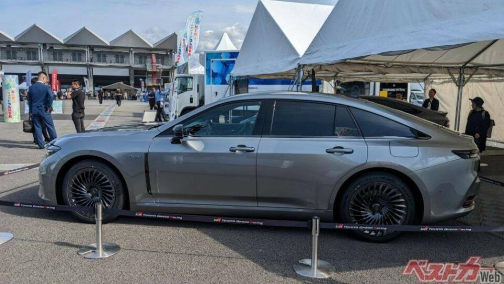 Mẫu sedan này sở hữu chiều dài 5.030 mm, chiều rộng 1.890 mm, chiều cao 1.470 mm và chiều dài cơ sở 3.000 mm