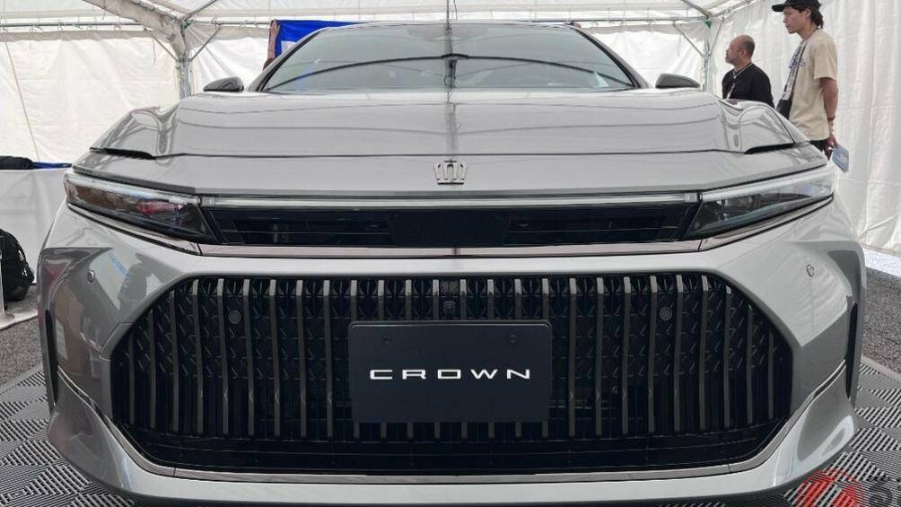 Toyota Crown sedan 2024 còn lột xác về thiết kế ngoại thất theo hơi hướng hiện đại và sang trọng hơn với khu vực đầu xe được thiết kế dài hơn