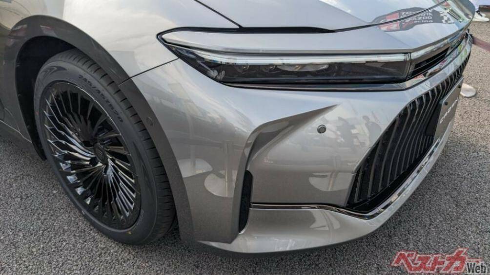 Xe được trang bị dải đèn LED định vị ban ngày nằm vắt ngang đầu xe và đèn pha LED có thiết kế mượt mà. Nằm giữa 2 cụm đèn pha là khe gió hẹp