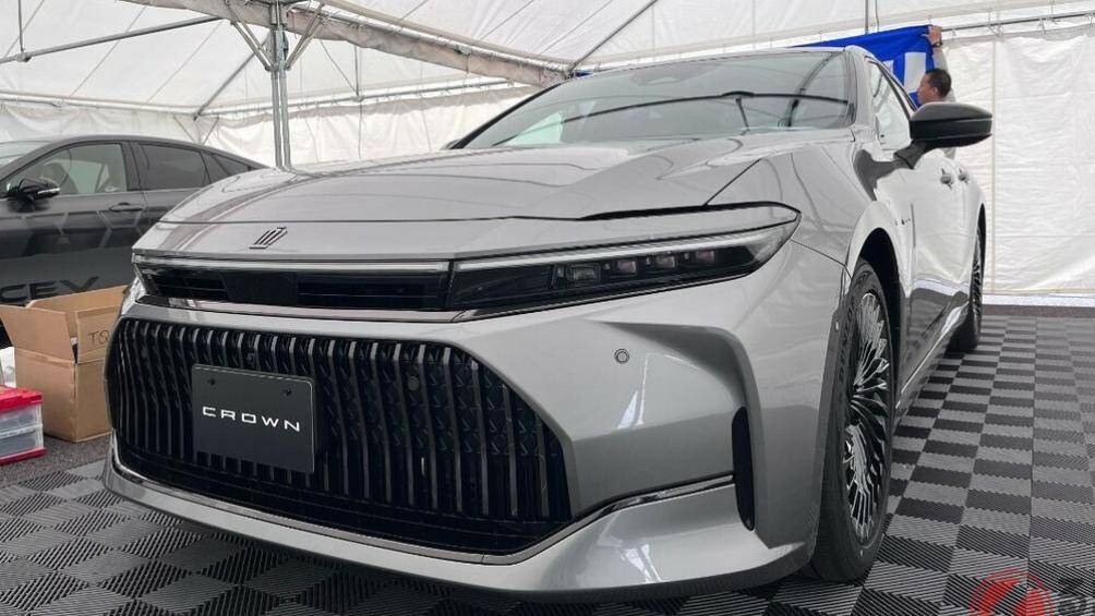 Thế hệ mới của "xe bộ trưởng" còn có lưới tản nhiệt hình lục giác cỡ lớn với những nan nằm dọc màu đen theo phong cách thác nước