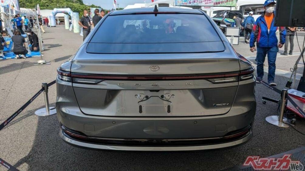 Ở phía sau, cụm đèn hậu LED mỏng với thiết kế xuyên suốt, nằm vắt ngang đuôi xe