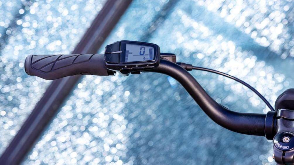 Ngoài ra, BOOSTER 2023 còn trang bị công nghệ Zero Cadence (hỗ trợ động lực ngay từ khi xe lăn bánh) giúp xe dễ dàng lăn bánh ngay cả khi đừng ở chân dốc