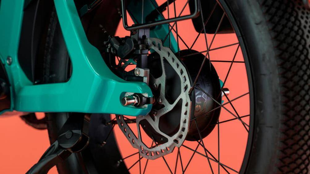 Cặp vành nan hoa có kích thước 20 inch to bản. Bên cạnh đó cặp phuộc trước có thể tùy chỉnh theo điều kiện vận hành