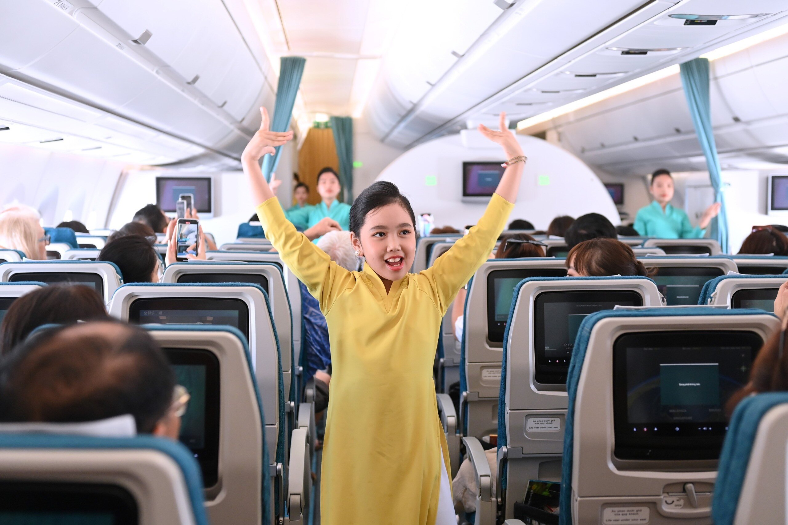 Trên chuyến bay đặc biệt VN213, các em biểu diễn văn nghệ trên “sân khấu” ở độ cao 10.000m.