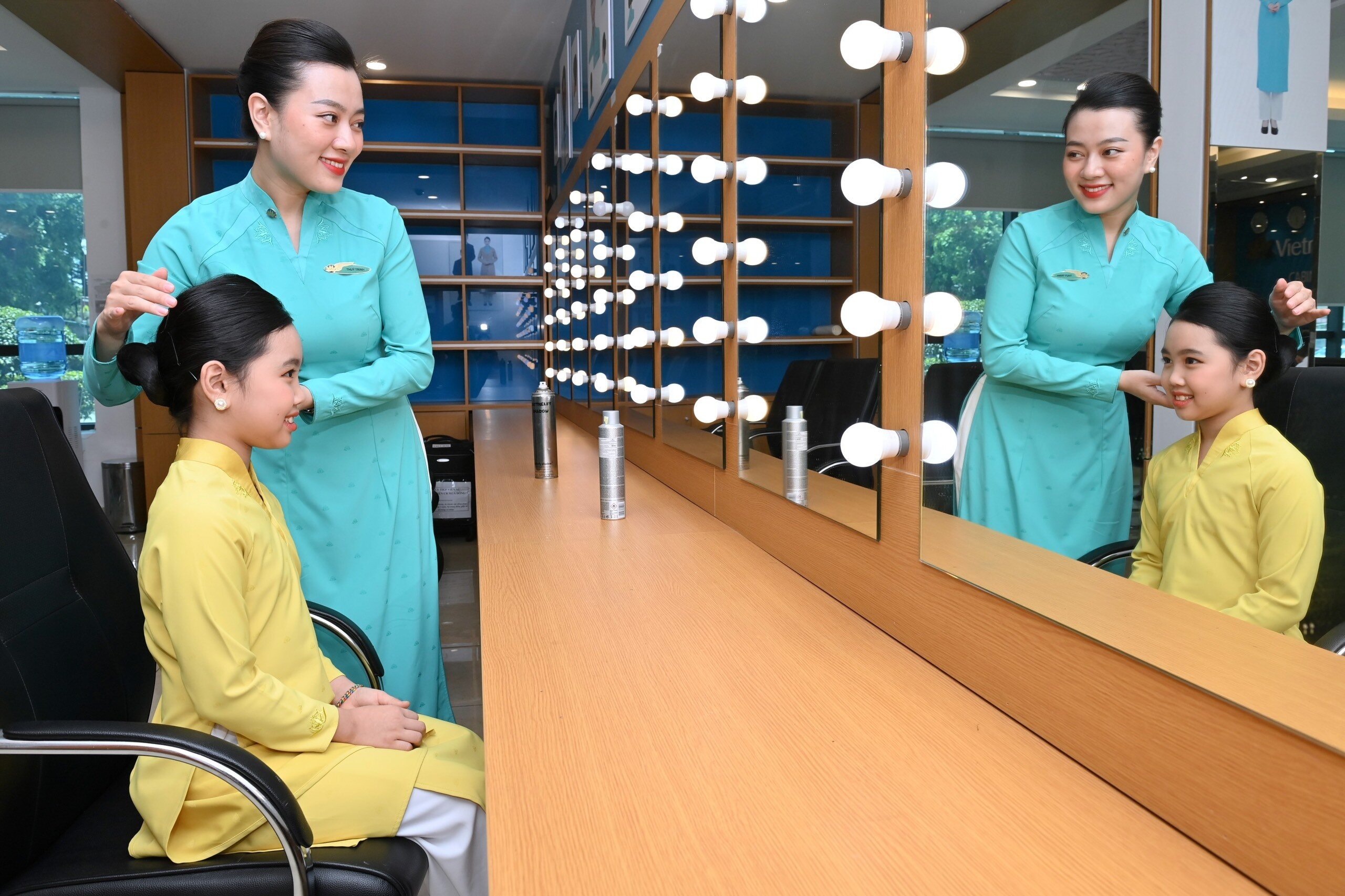 Tuy vậy, điều đó không ngăn cản được ước mơ trở thành một tiếp viên thực thụ của Hiểu Đình. Tham gia “Chuyến bay cho em”, Hiểu Đình cùng các bạn nhỏ khác trải nghiệm được làm tiếp viên hàng không trong 1 ngày cùng Vietnam Airlines.